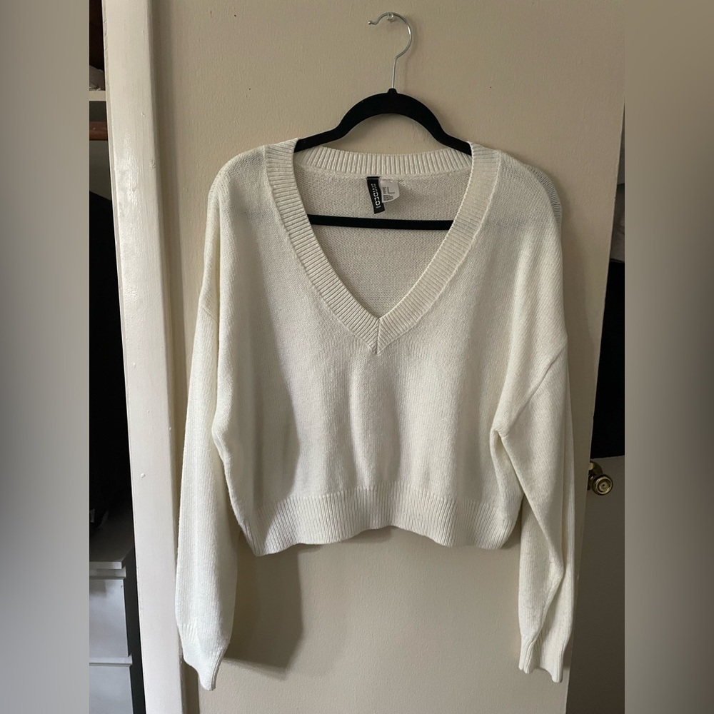 White croppd V-Neck
